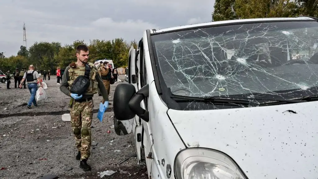 Estado no que quedaron os veh&iacute;culos ap&oacute;s o ataque desta sexta feira en Zaporiyia. (Foto: Ukrinform / DPA)