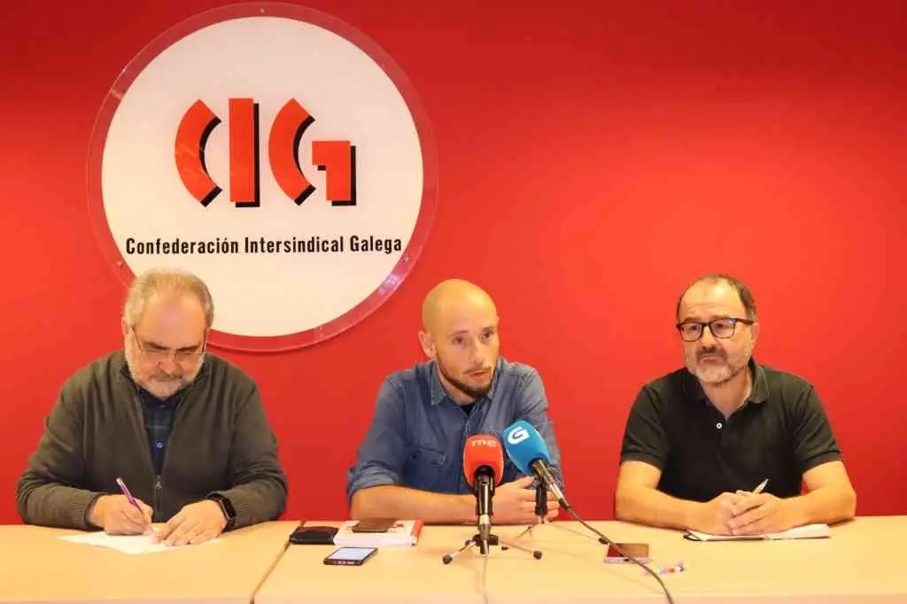 Manuel G. Moreira, Lu&iacute;s Carballo e Suso Bermello en rolda de prensa. (Foto: N&oacute;s Diario)
