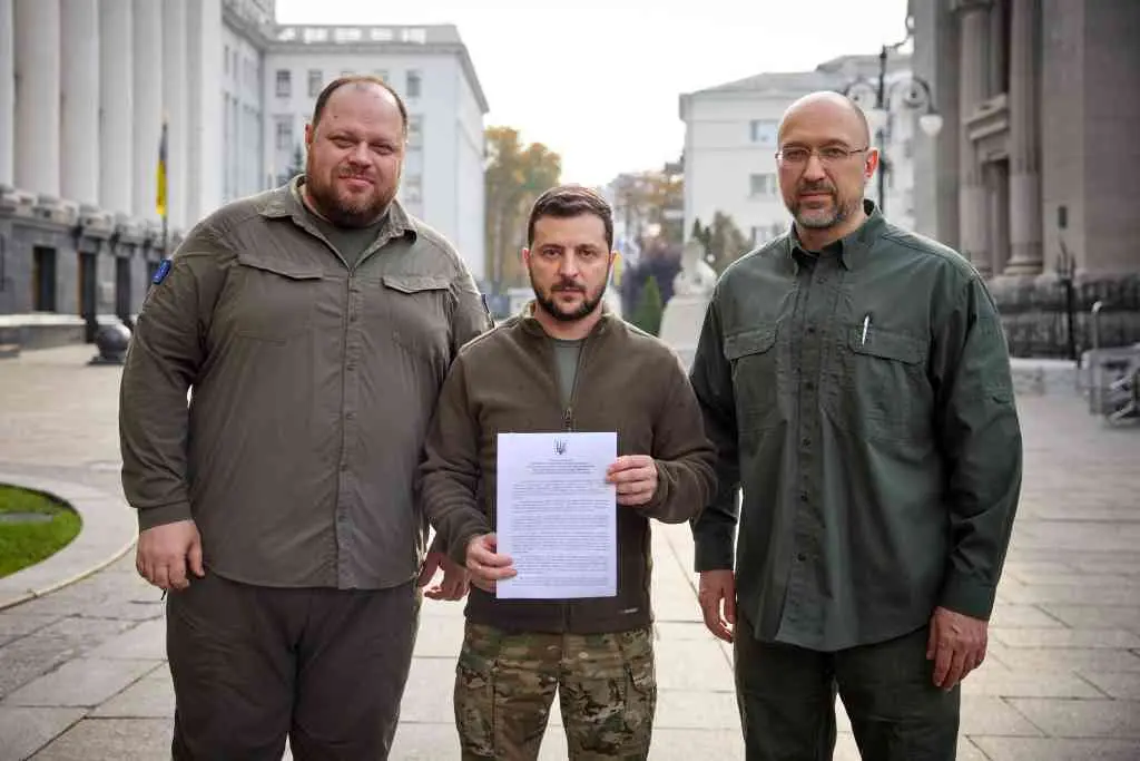 Volodimir Zelenski, coa petici&oacute;n formal de entrada de Ucra&iacute;na na OTAN. (Foto: Europa Press)
