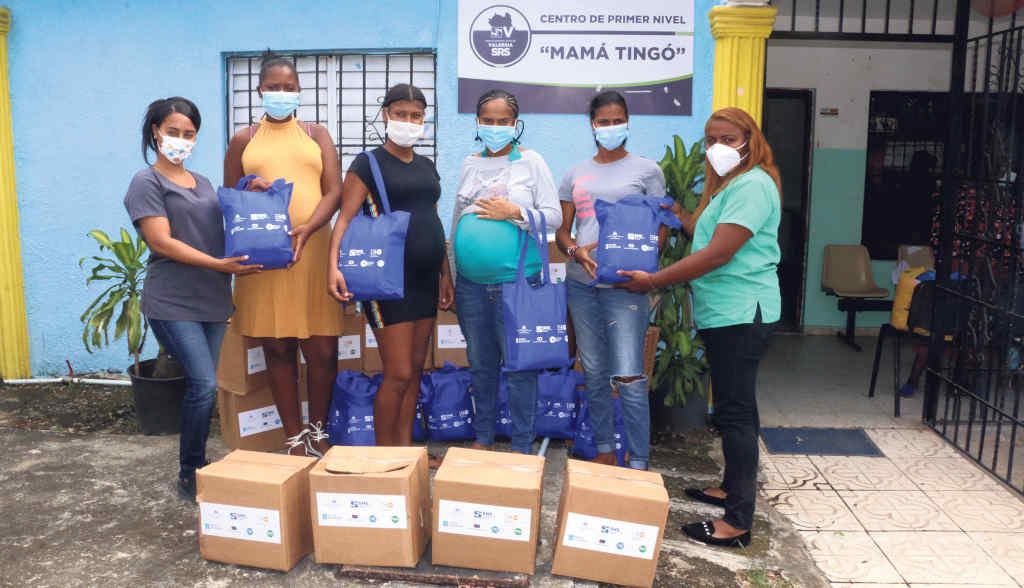 Entrega de axuda humanitaria galega a mulleres do centro Mamá Tingó, na República Dominicana (Foto: DDM / Entreculturas).