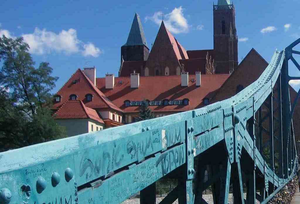 Wroclaw (Polonia). Pintadas e cadeados deturpando o patrimonio. (Foto: Nós Diario)