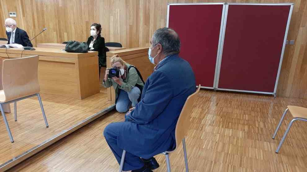 O ex alcalde do PP de Muras, Isaam Algnam Azzam, nos xulgados de Lugo. (Foto: Europa Press)