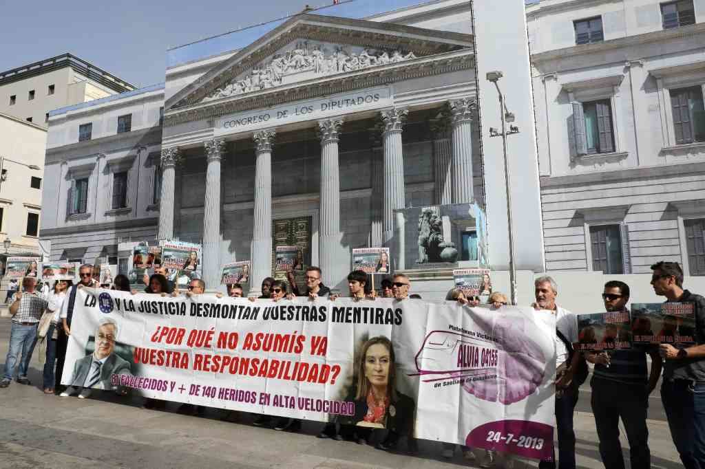 Protesta das vítimas de Angrois ás portas do Congreso. (Foto: Europa Press)