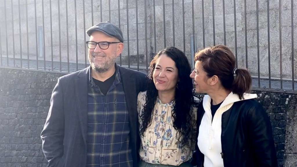 Martiño Noriega, María Rozas e Marta Lois, esta segunda feira, na capital galega. (Foto: Compostela Aberta)