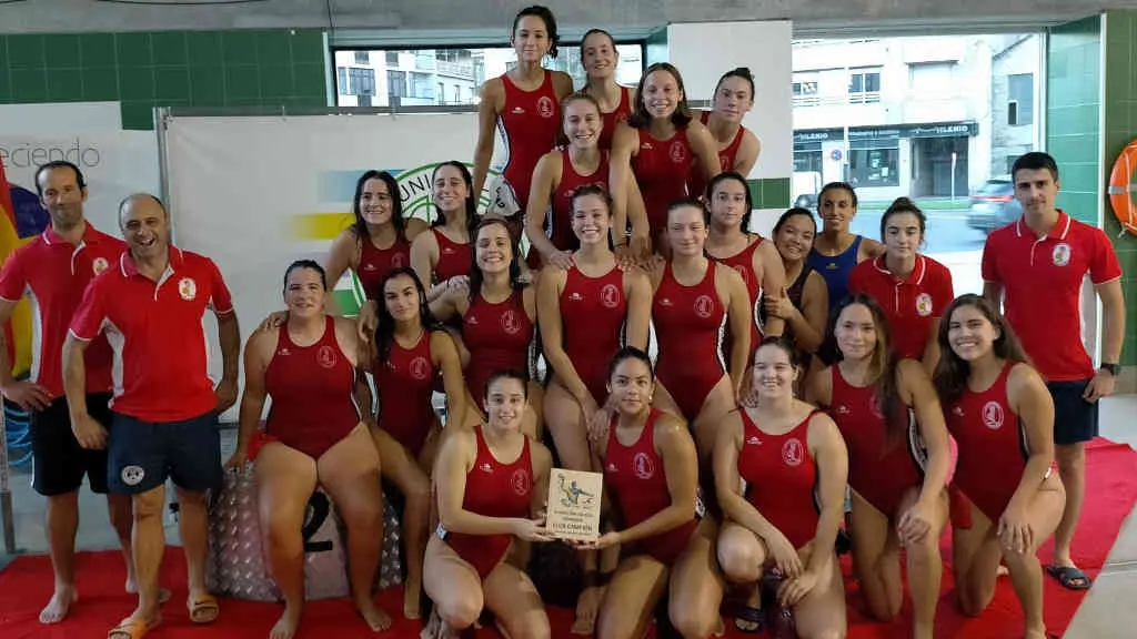 As deportistas e o corpo t&eacute;cnico do Club waterpolo Pontevedra co trofeo da Supercopa galega (Foto: CW Pontevedra)
