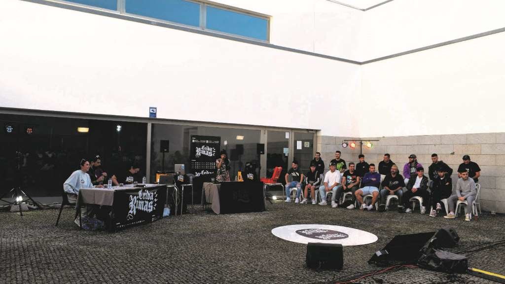 A primeira liga presencial de rap improvisado en galego organizada por CeibaRimas decorreu na facultade de Comunicación da USC. (Foto: CeibaRimas)
