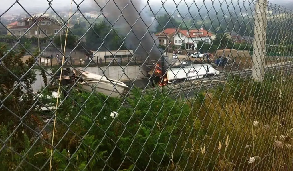 Vag&oacute;n de Alvia accidentado en Angrois (Compostela) en xullo de 2013. (Foto: Europa Press)