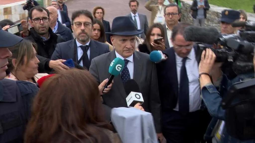 O ex alto cargo de Adif Andr&eacute;s Cortabitarte, &aacute; s&uacute;a sa&iacute;da da Cidade da Cultura, esta cuarta feira. (Foto: Europa Press)