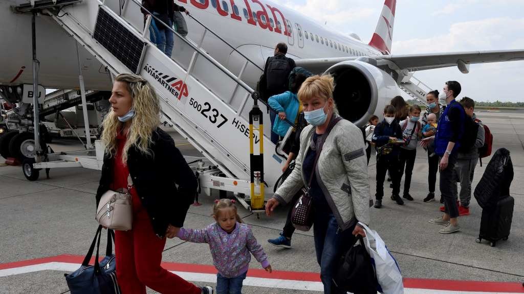 Refuxiados ucraínos á súa chegada ao aeroporto alemán de Duesseldorf. (Foto: Roberto Pfeil / DPA)