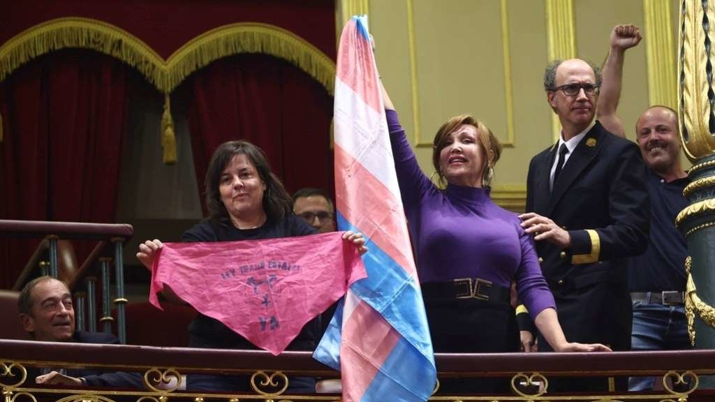 Activistas defensoras da Lei Trans celebran o avance do texto no Congreso, esta quinta feira. (Foto: Eduardo Parra / Europa Press)