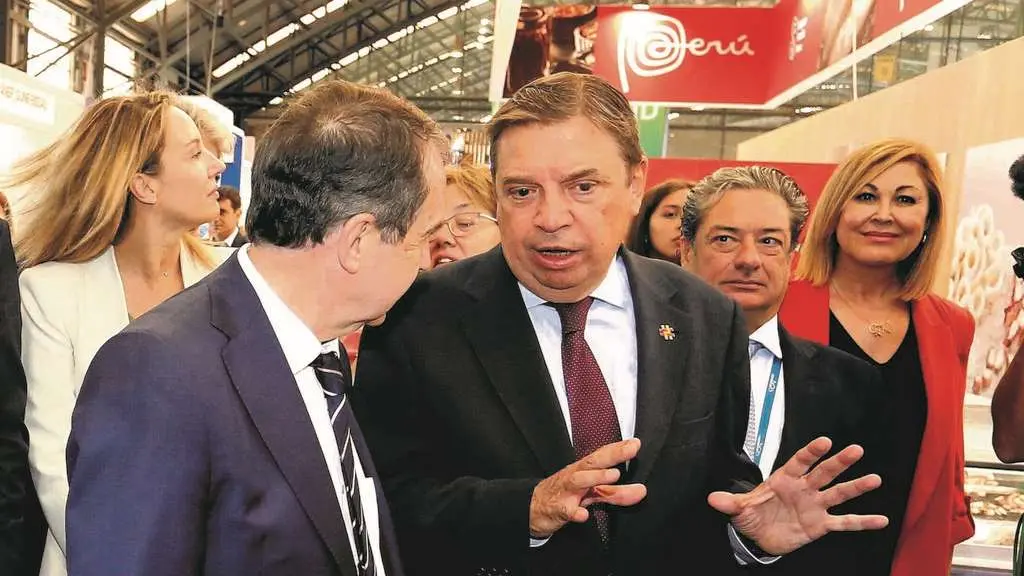 O ministro de Agricultura, Pesca e Alimentaci&oacute;n do Estado espa&ntilde;ol, Luis Planas, conversando esta quinta feira co alcalde de Vigo, Abel Caballero. (Foto: Javier V&aacute;zquez / Europa Press)