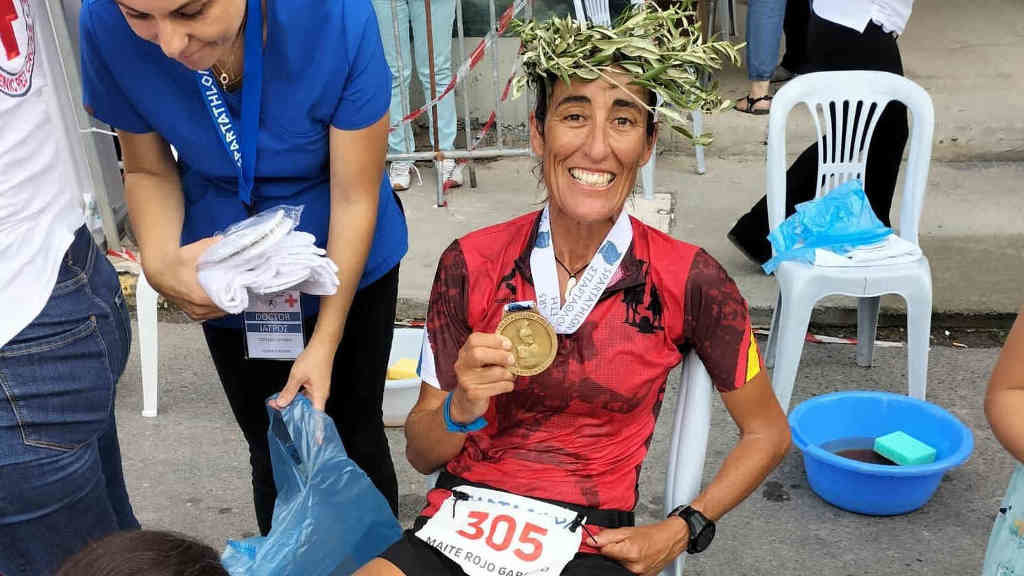 A atleta Maite Rojo coa súa medalla lograda na Spartatlón, a carreira que une Atenas con Esparta (Foto: Nós Diario).