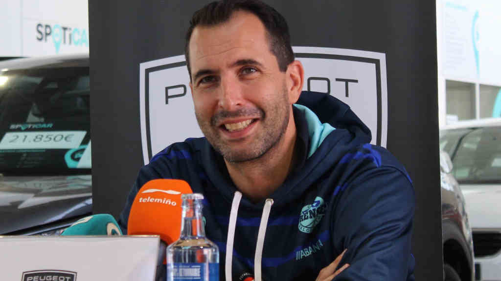 O adestrador do Club Ourense Baloncesto, Guillermo Arenas (Foto: Nós Diario).
