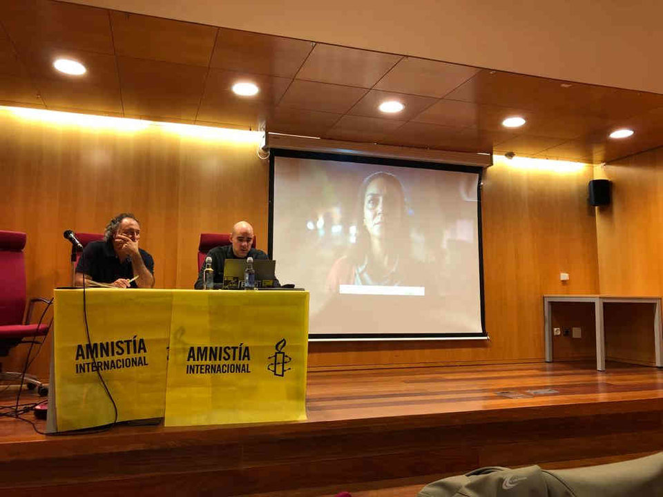 Carlos de las Heras (dereita) na presentación do informe, onte. (Foto: Amnistía Internacional)