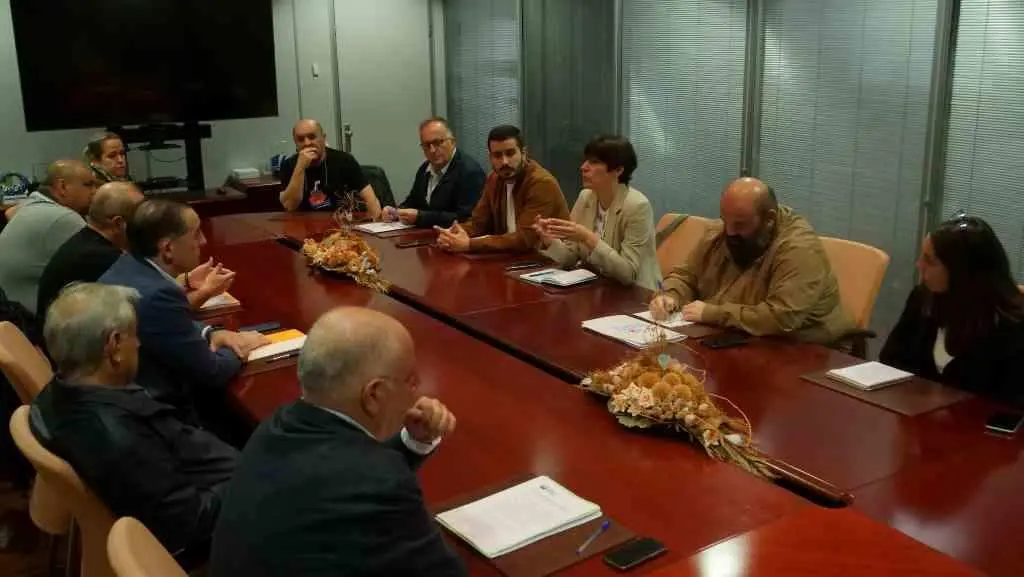 Ana Pont&oacute;n, reunida con representantes do sector pesqueiro galego. (Foto: N&oacute;s Diario)
