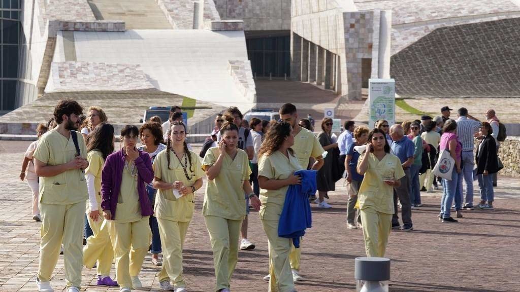 O persoal sanitario do 'vacinódromo' tivo que ser tamén evacuado da Cidade da Cultura. (Foto: Álvaro Ballesteros / Europa Press)
