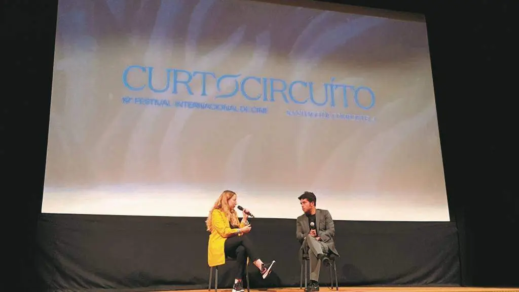 Sesi&oacute;n inaugural da XIX edici&oacute;n do festival Curtocircu&iacute;to; na imaxe, a directora Pilar Palomero e o director do festival, Pela del &Aacute;lamo. (Foto: N&oacute;s Diario)