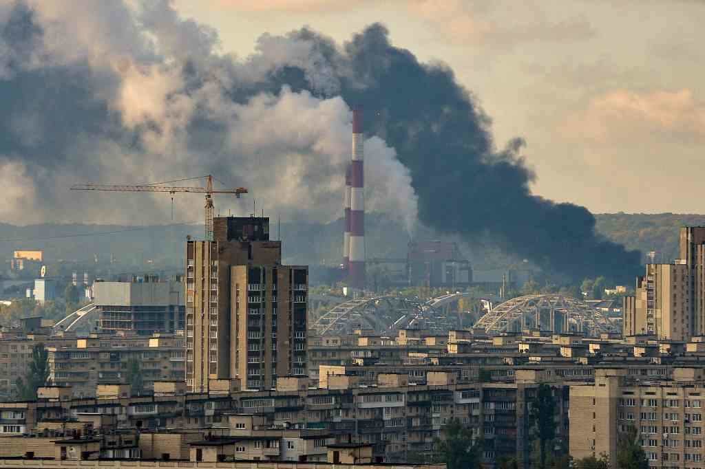 A cidade de Kíiv despois dos ataques a infraestruturas desta segunda feira. (Foto: Europa Press)