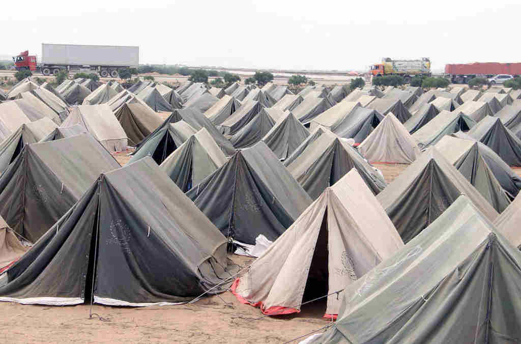 Tendas de campaña para afectados polas inundacións en Karachi (Paquistán). (Foto: PPI via ZUMA Press Wire / dpa)
