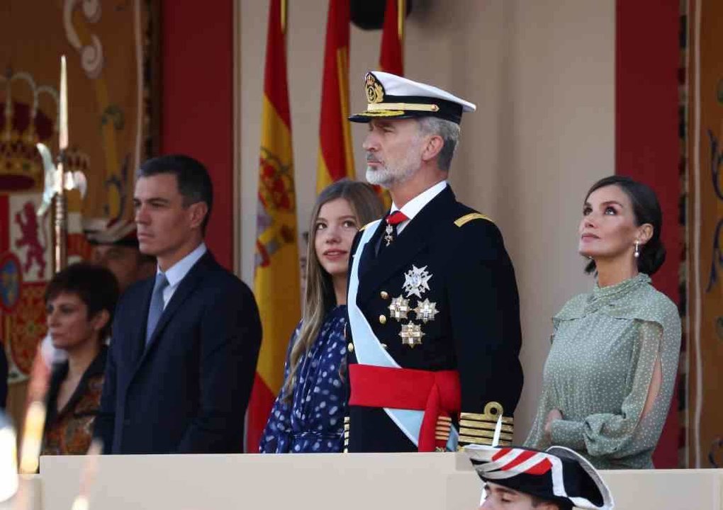 O presidente español, Pedro Sánchez, e a familia real, no desfile militar deste 12 de outubro. (Foto: Europa Press)