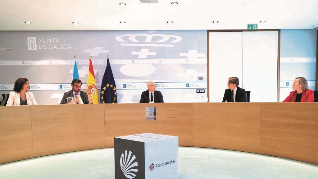 Francisco Conde, no centro, presidiu esta quinta feira por primeira vez a reunión do Goberno galego. (Foto: Xunta)