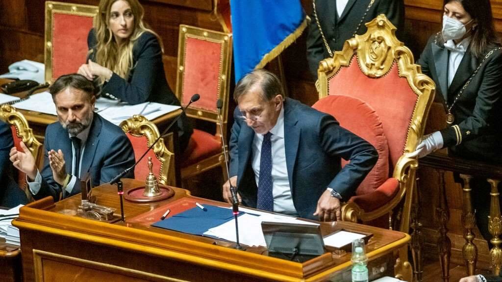 Ignazio La Russa, tomando posesión do asento presidencial do Senado italiano. (Foto: Mauro Scrobogna / LaPresse)