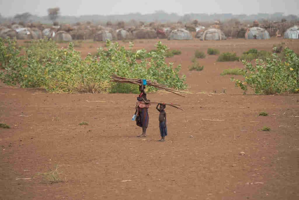 Unha muller e unha crianza no val do Omo, no suroeste de Etiopía, unha das zonas do planeta máis afectadas pola seca. (Foto: Programa Mundial de Alimentos)