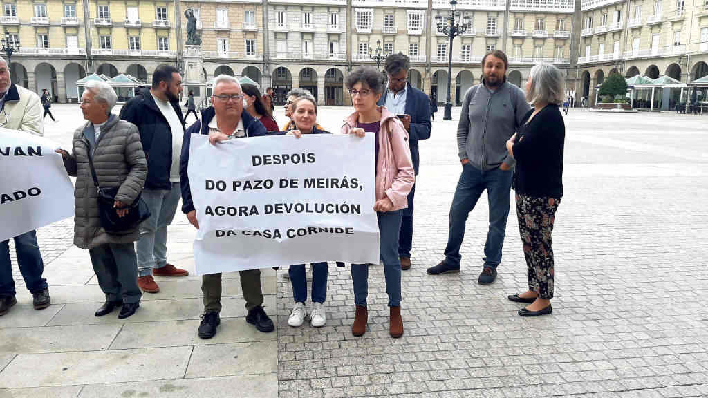 Detalle da concentración de onte ante o Concello da Coruña (Foto: Nós Diario).