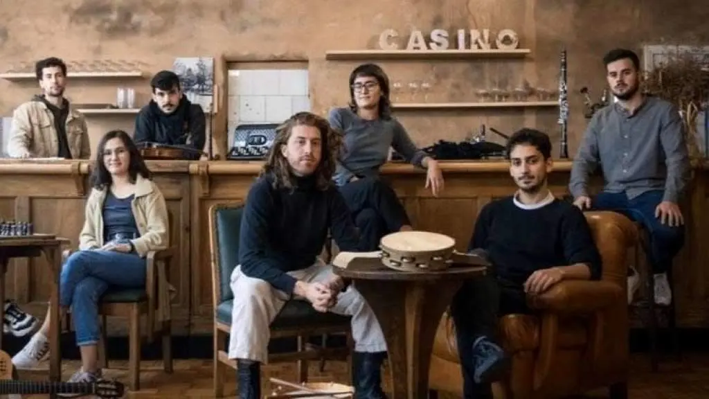 &lsquo;Cataqui&rsquo; e Adri&aacute;n M&eacute;ndez (ao fondo &aacute; esquerda) e Tom&eacute; Mouri&ntilde;o (adiante no centro) conversan con 'N&oacute;s Diario' . (Foto: Manu Lucas Marinho)