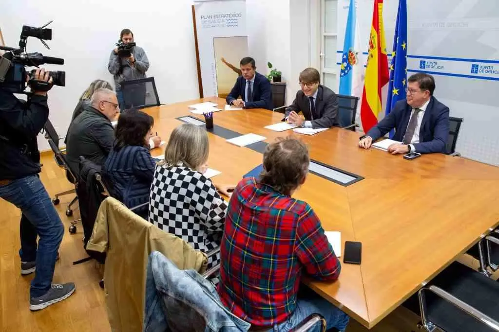 Reuni&oacute;n dos sindicatos co conselleiro de Facenda. (Foto: Europa Press)