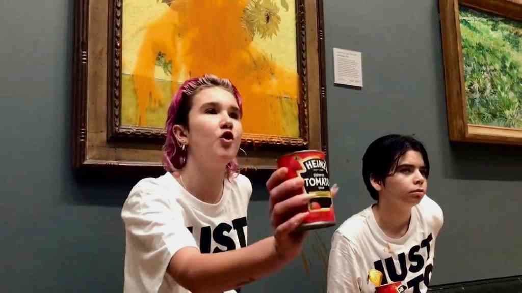 As activistas, despois de lanzar sopa de tomate contra o cadro. (Foto: Just Stop Oil)