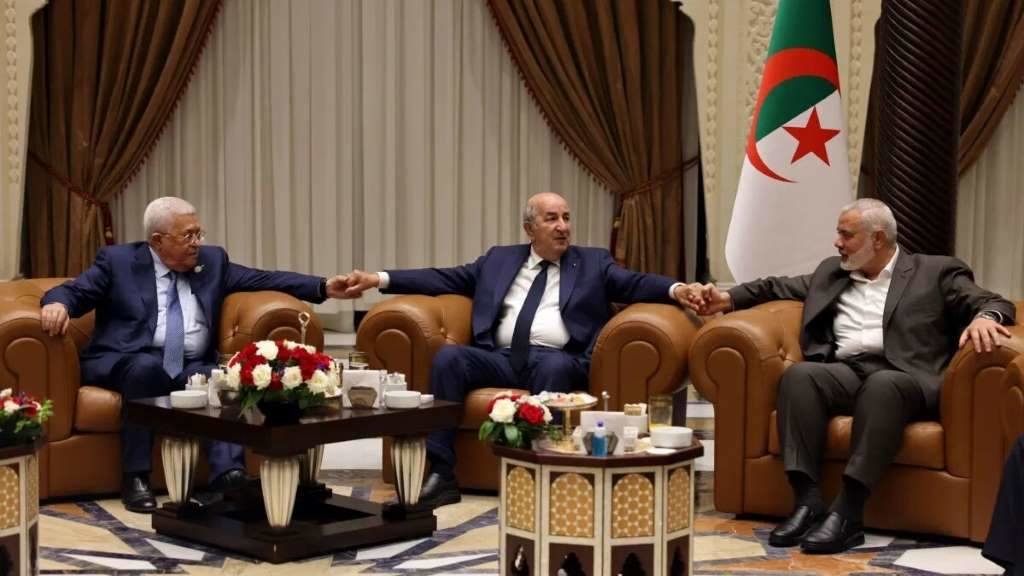 Mahmud Abbas, presidente da Autoridade Palestina; Abdelmadjid Tebboune, presidente de Alxeria, e Ismail Haniyeh, dirixente de Hamás. (Foto: Presidencia de Palestina)