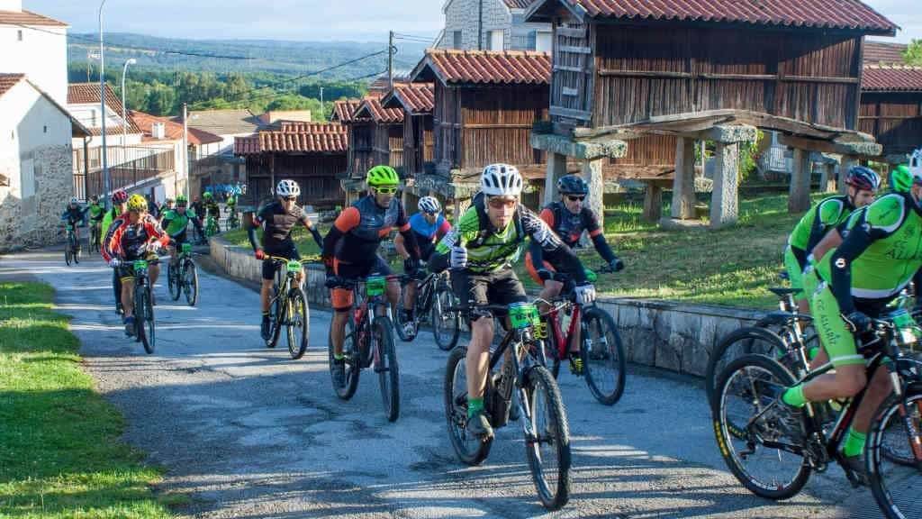 Participantes da Parroira Bike 2017 pasando por diante dos canastros na Merca (Foto: Nós Diario).