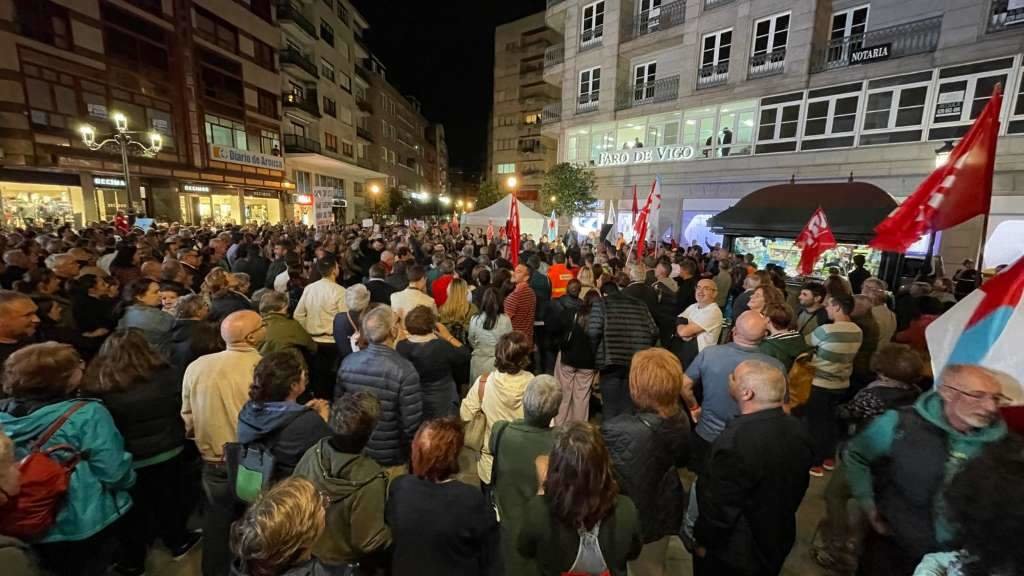 Varios centos de persoas saíron á rúa en Vilagarcía. (Foto: Nós Diario)