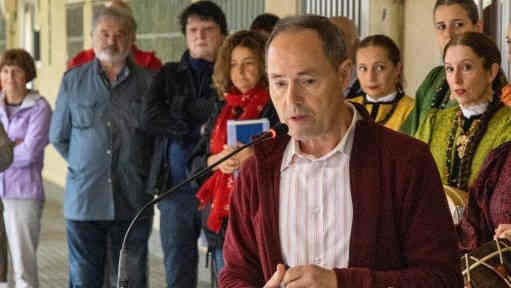 Alberte Ansede falando na homenaxe a Manuel María e Saleta Goi en Montealto, A Coruña (Nós Diario).