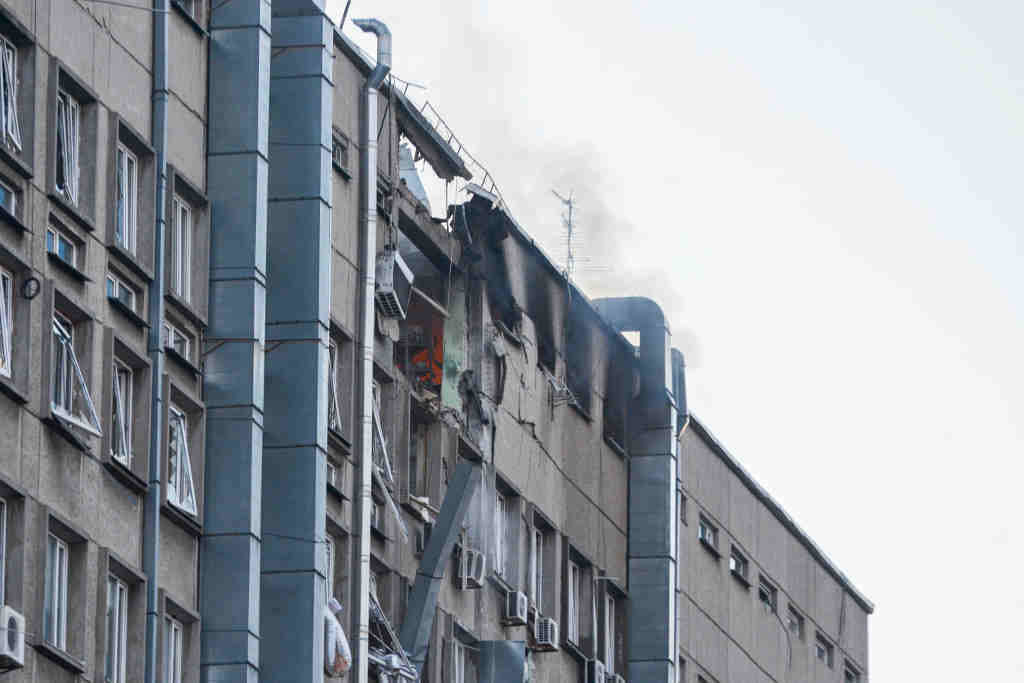 Danos nun edificio de Kíiv, onte. (Aleksandr Gusev / SOPA Images via / DPA)