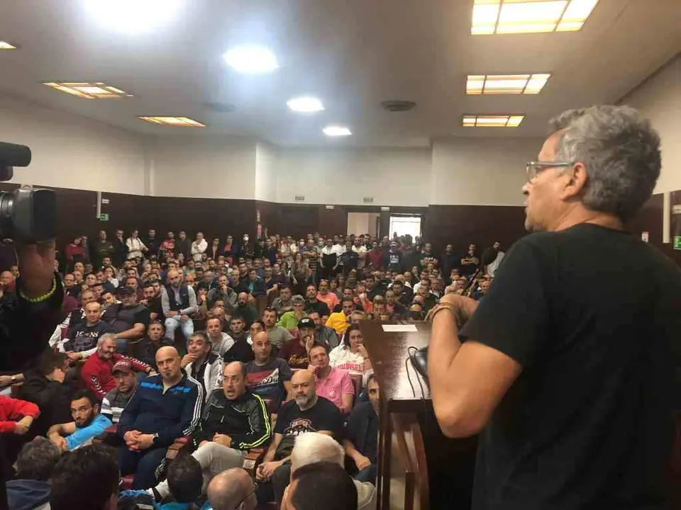 Asemblea de traballadores e traballadoras do metal ourens&aacute;n na que se acorda desconvocar a folga. (Foto: N&oacute;s Diario)