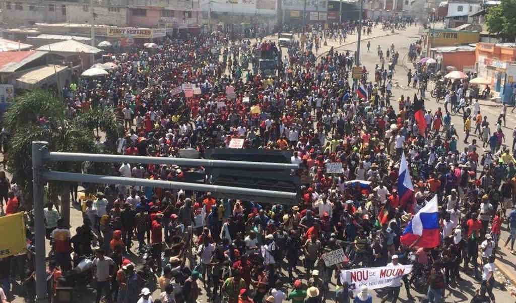 Manifestación en Porto Príncipe a pasada segunda feira en contra da intervención militar internacional no país. (Foto: Rezo Nòdwes)