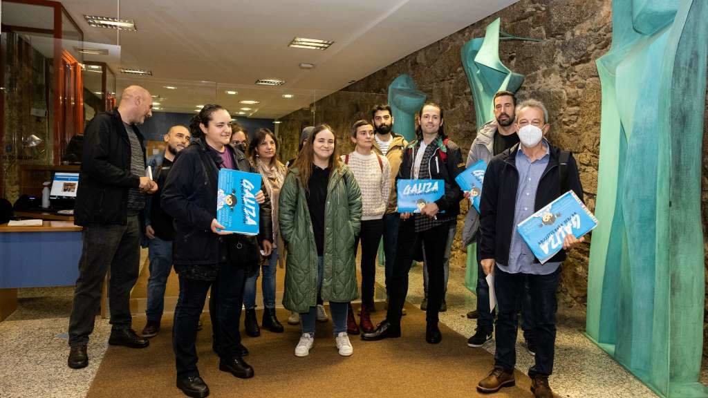 Integrantes de Vía Galega entregaron esta cuarta feira as sinaturas no Parlamento. (Foto: Nós Diario)