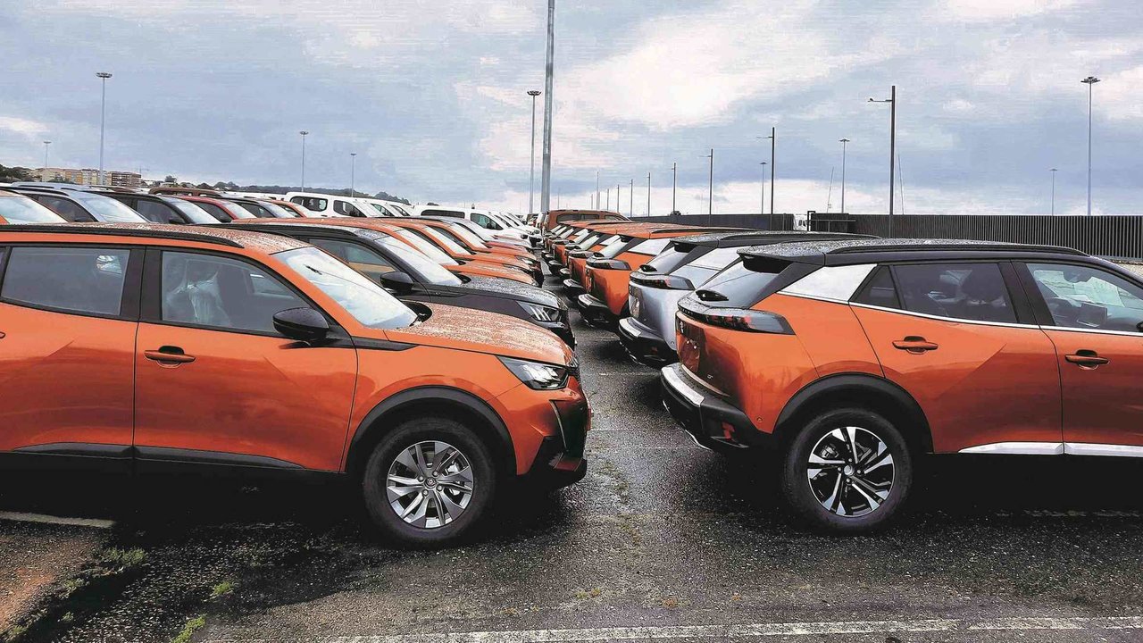 Miles de vehículos agardan nas terminais de Vigo e O Porriño pendentes de ser exportados a terceiros Estados (Pedro Davila / Europa Press).