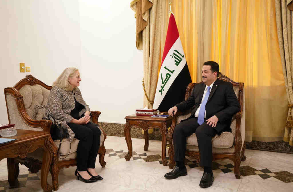 Elena Romanowsky, embaixadora estadounidense en Bagdad, e Mohamed Shia al Sudani, primeiro ministro encargado iraquí, esta semana. (Foto: Ministerio de Exteriores do Iraq)