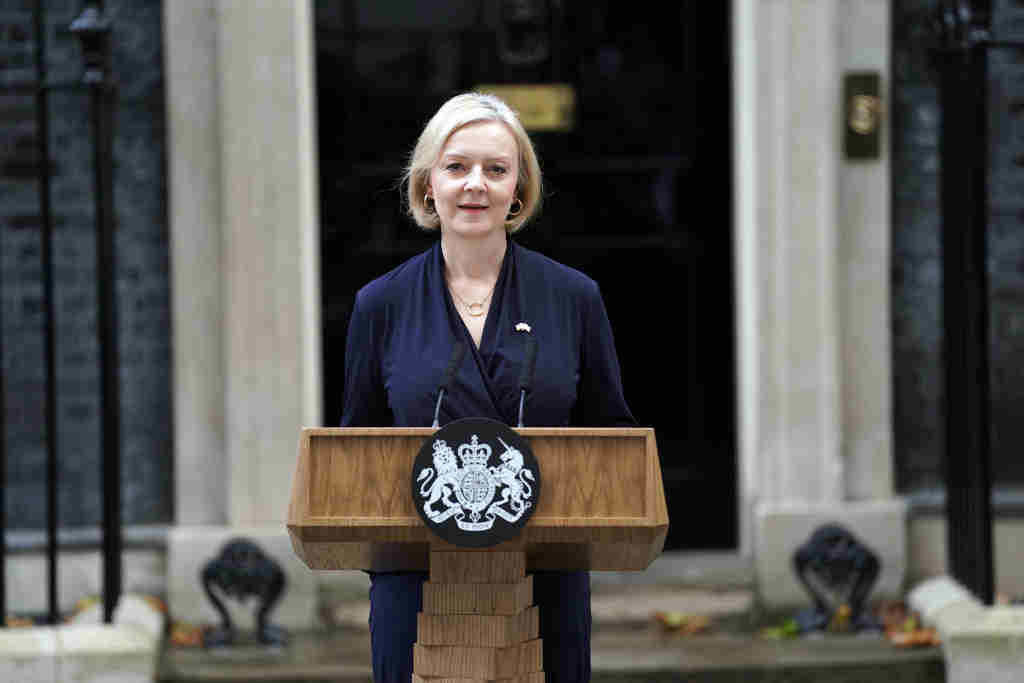 A primeira ministra do Reino Unido, Liz Truss, anunciando onte a súa renuncia. (Foto: Kirsty O'connor / PA Wire / dpa)