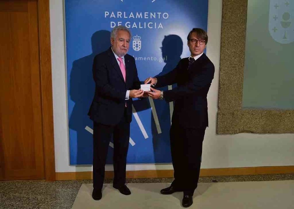 O conselleiro de Facenda, Miguel Corgos, entregando os orzamentos ao presidente do Parlamento, Miguel Santalices. (Foto: Parlamento da GaliZA)