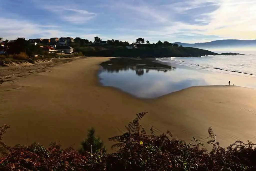Praia de Canelas. Ao fondo a punta Seame e o illote Papatim&oacute;ns.