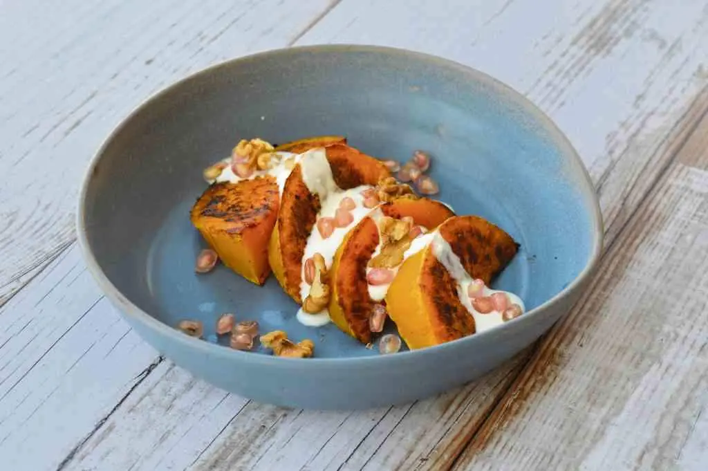 Cabaza asada con salsa de iogur, milgranda e noces