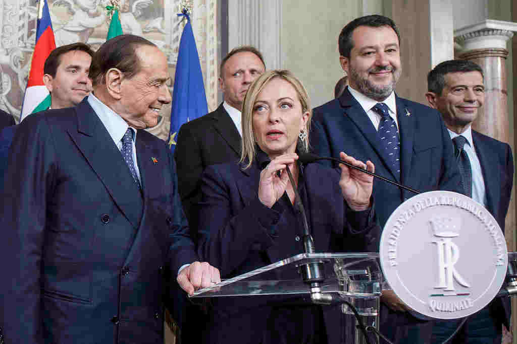Silvio Berlusconi, Giorgia Meloni (nova primeira ministra) e Matteo Salvini, tras reunirse onte co presidente italiano, Sergio Mattarella. (Foto: Roberto Monaldo / LaPresse via ZUM / DPA)
