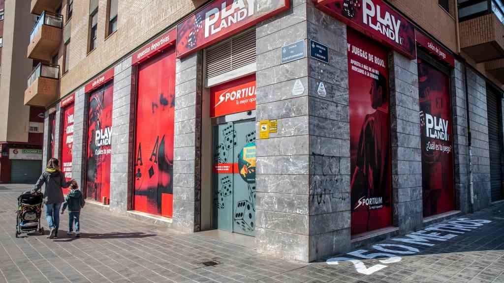 O Executivo galego quere rebaixar en 20% os impostos aos bingos. (Foto: Europa Press)