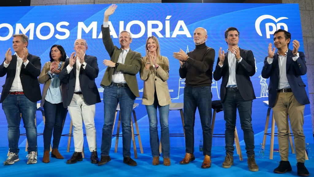 Alfonso Rueda acompañado dos sete candidatos e candidatas do PPdeG á Alcaldía das principais cidades galegas. (Foto: Álvaro Ballesteros / Europa Press).