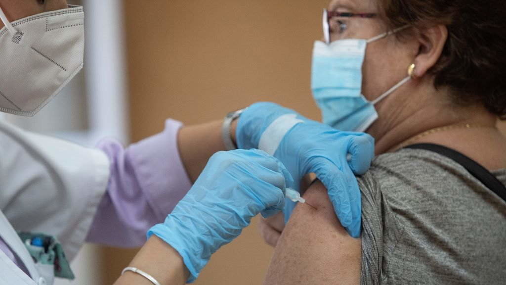 A vacinación contra a gripe e a Covid segue a ser chave no primeiro outono-inverno sen restricións. (Foto: María José López / Europa Press).