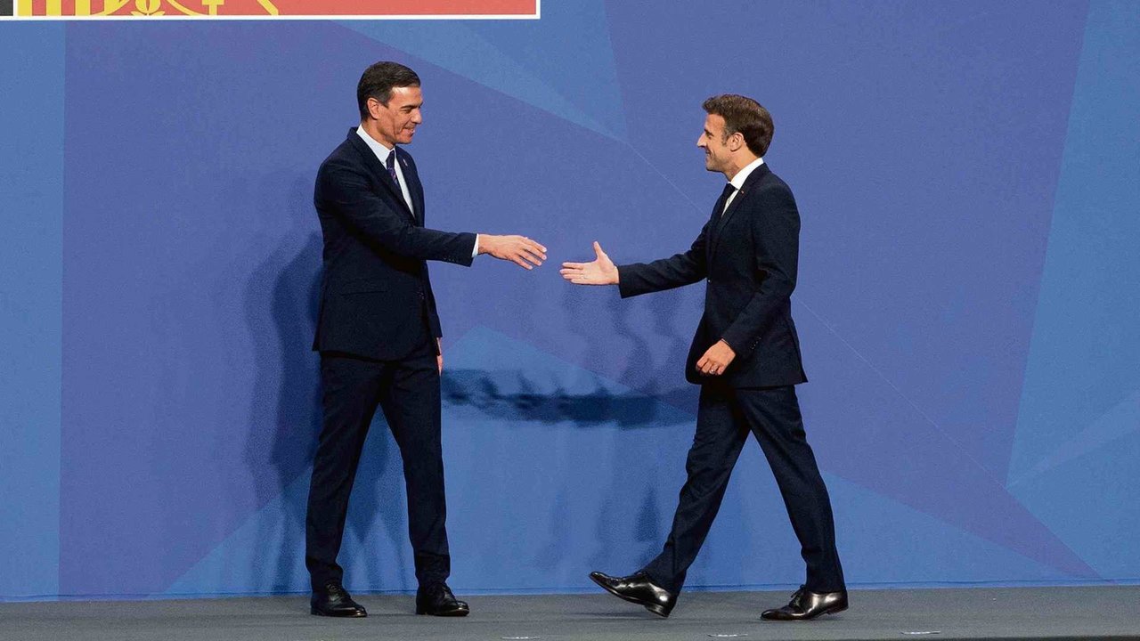 Pedro Sánchez e Enmanuel Macron, nunha cimeira da OTAN (Foto: A. Ortega / Europa Press).